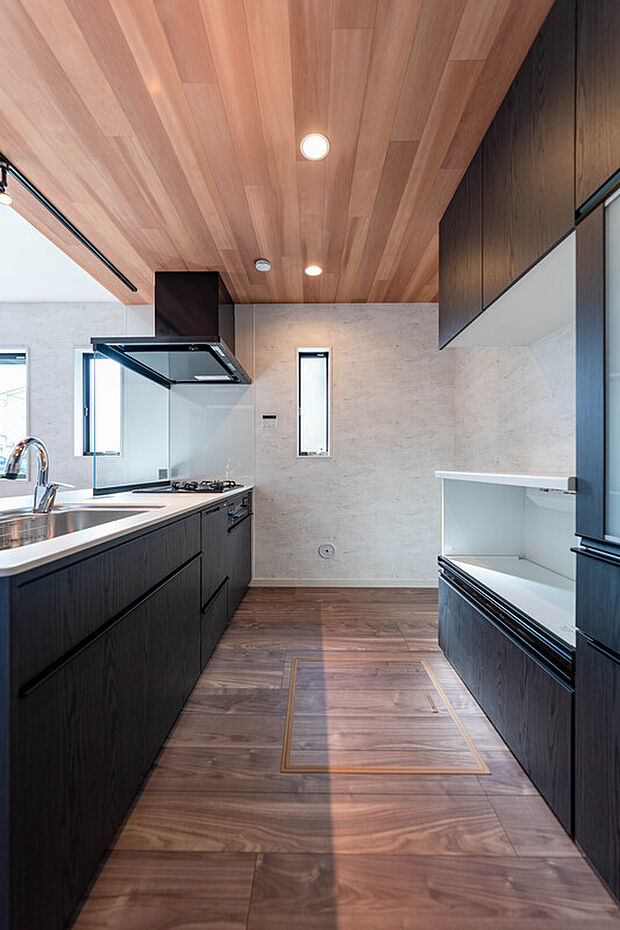 【カップボード付きシステムキッチン】整理収納もお手入れもしやすいモデルルームのようなキッチンに。大きさや形の異なる調理道具をすっきり、使いやすく収納。最初からカップボードがあるとキッチン整理が楽ですね。
