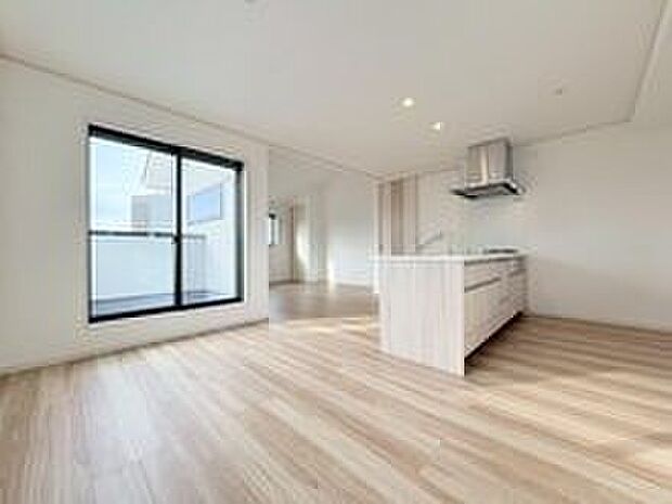 【LDK】開口部が多いので、とても明るいです。家族の憩いの場（リビング）では楽しい家族時間を過ごせます。