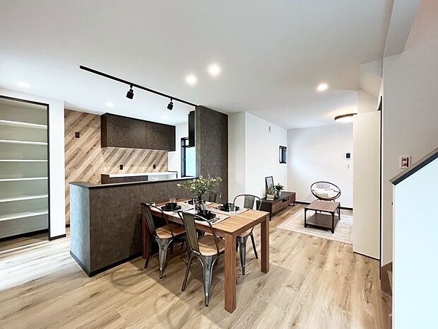 家族の和やかな会話が聞こえてきそう。開放感のあるリビングです。 