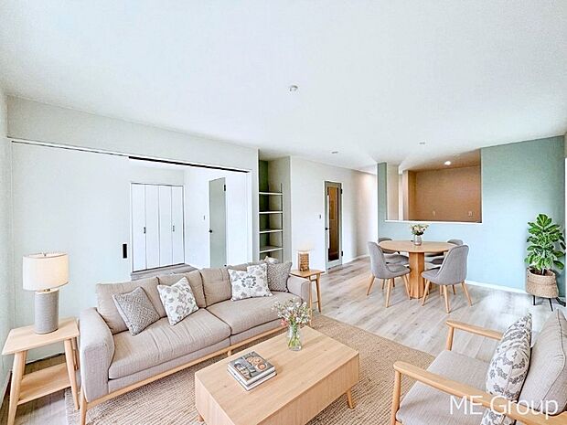 ご家族の賑やかな話し声で包まれる明るいリビング ※家具はCGです