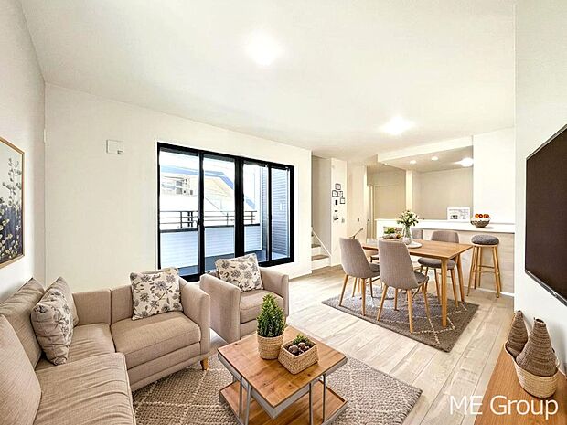 ご家族の賑やかな話し声で包まれる明るいリビング ※家具はCGです