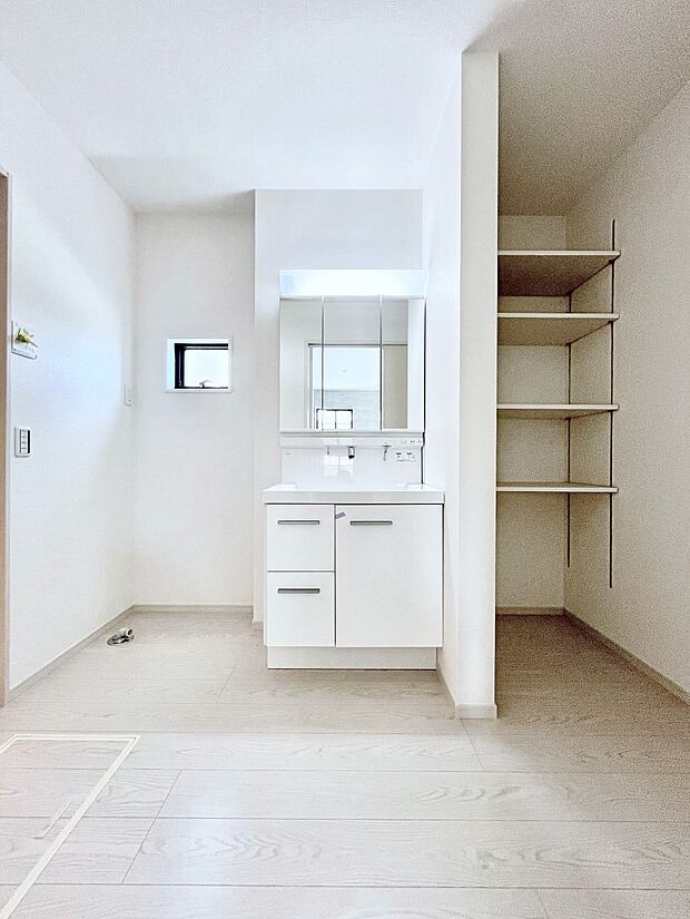 ゆとりの洗面スペースで朝の身支度もスムーズに