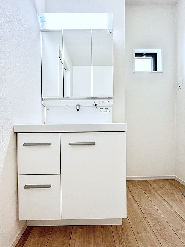 大きく見やすい三面鏡で清潔感ある洗面台は、身だしなみチェックや肌のお手入れにおすすめです。