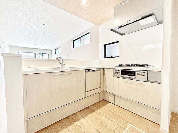 食洗機・浄水器・3ツ口コンロなどデザイン性も機能性も兼ね備えたシステムキッチン!