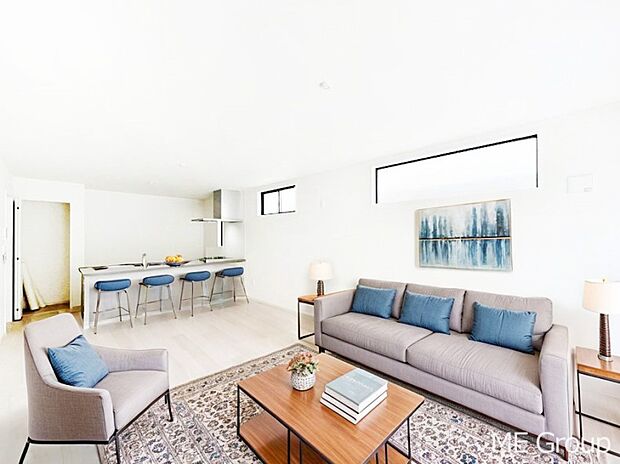 家族の和やかな会話が聞こえてきそう。開放感のあるリビングです。※家具はCGです