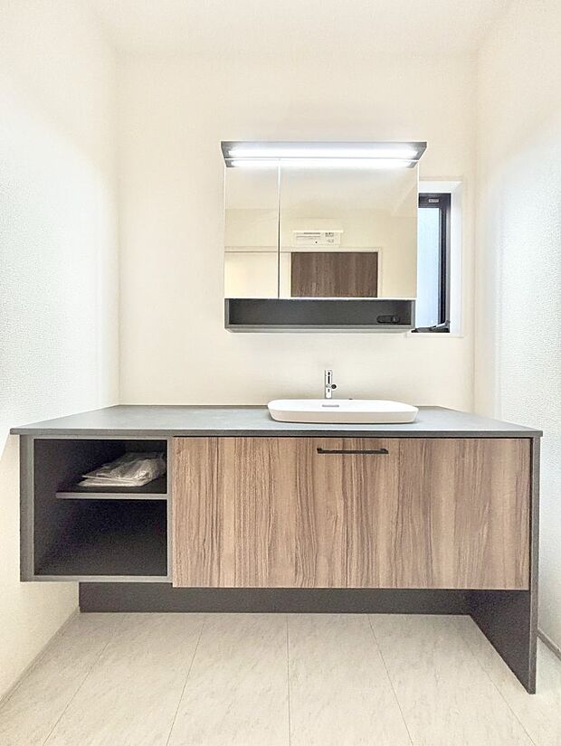 収納力と機能性に優れた洗面化粧台  