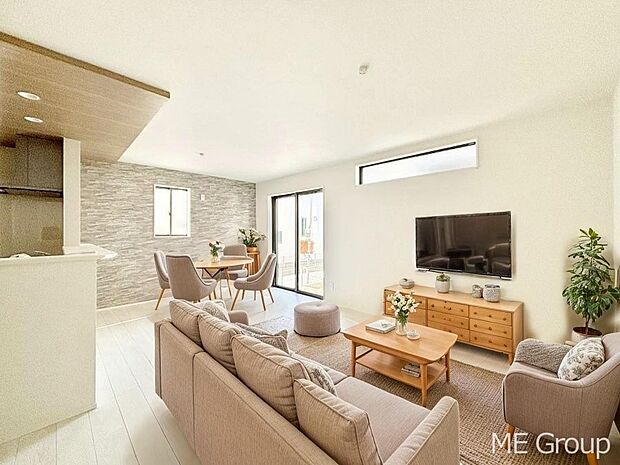 ご家族の賑やかな話し声で包まれる明るいリビング  ※家具はCGです