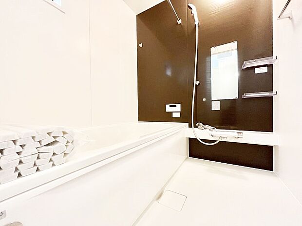 一日の疲れを癒してくれる明るい清潔感のあるバスルーム