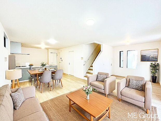 落ち着いた雰囲気のLDKは家族みんなの快適空間※家具はCGです