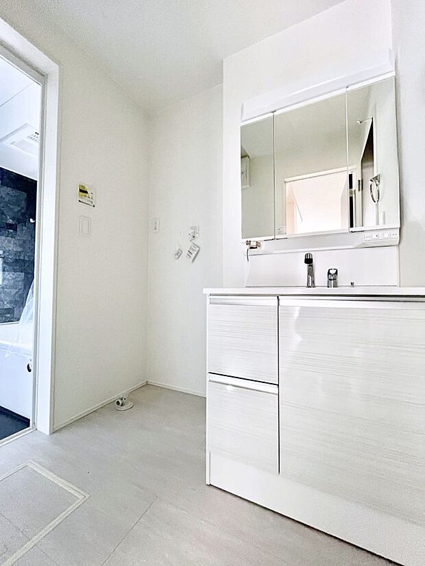 清潔感ある洗面化粧室で朝の身支度も快適