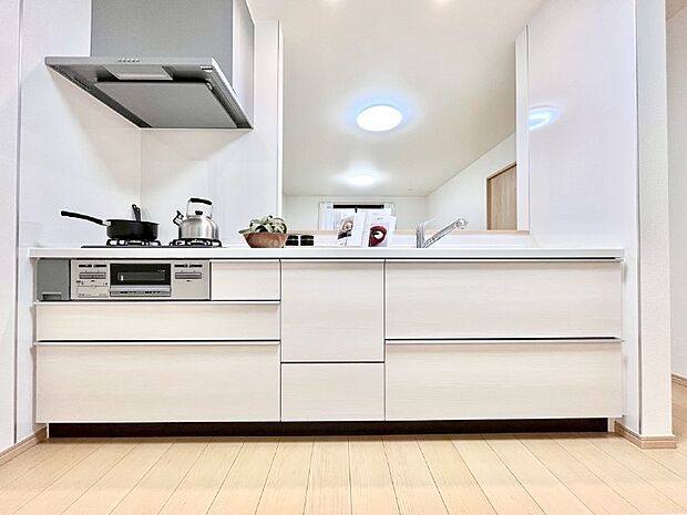 リビングを見渡せる人気のカウンターキッチン。 家族を見守りながら家事をすることができます。