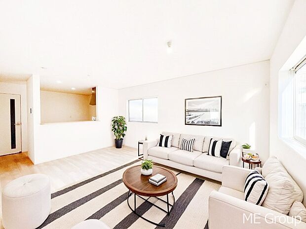 ご家族の賑やかな話し声で包まれる明るいリビング  ※家具はCGです