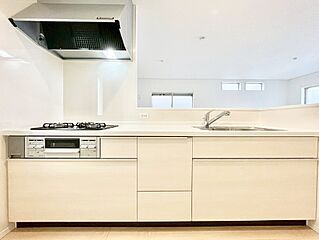 足立区花畑３丁目　第３７　新築一戸建て　全２棟　開放的な対面キッチン、家族がふれあう機会が増えるリビングイン階段のお家(572447) その他