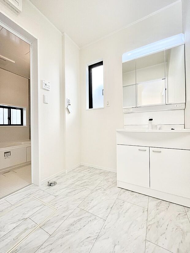 小窓がついているので換気ができて清潔感があるランドリースペース