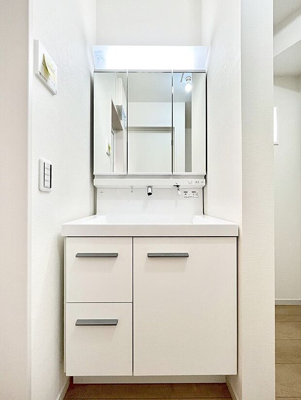 収納力と機能性に優れた洗面化粧台