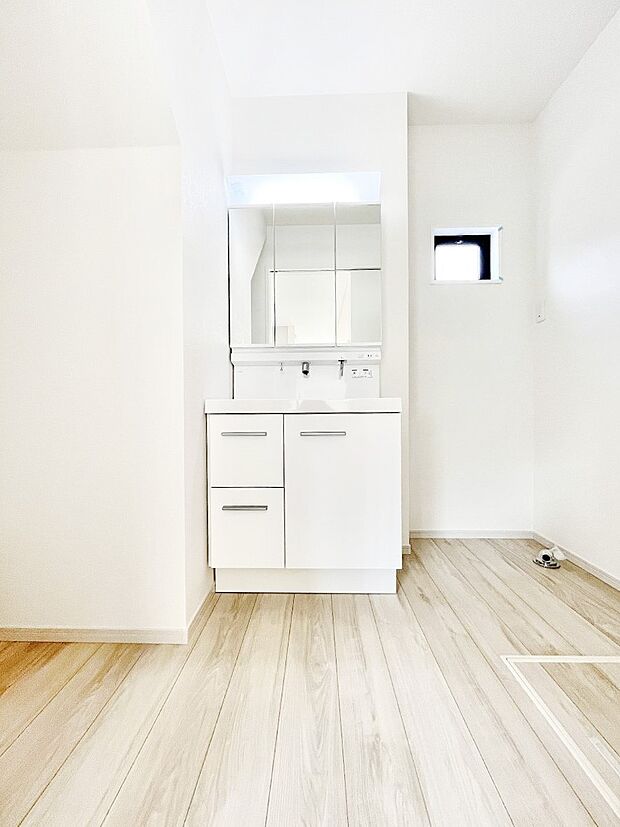 三面鏡キャビネット・シャワー付き洗面化粧台で忙しい朝の身支度もスムーズに!