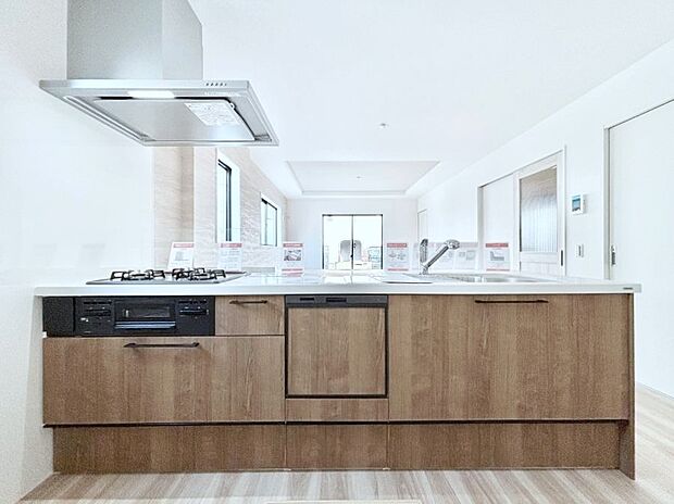 食洗機・浄水器・3ツ口コンロなどデザイン性も機能性も兼ね備えたシステムキッチン!