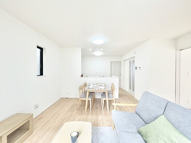 家族の和やかな会話が聞こえてきそう。開放感のあるリビングです。