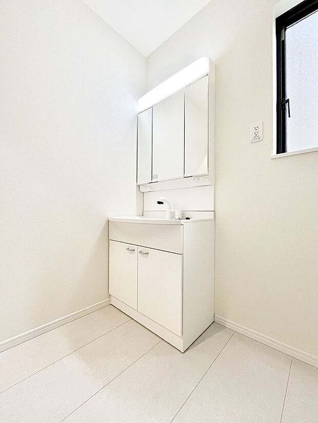 収納力と機能性に優れた洗面化粧台