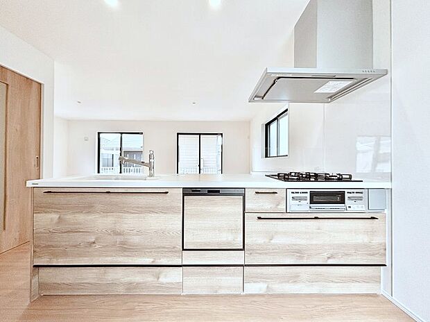 食洗機・浄水器・3ツ口コンロなどデザイン性も機能性も兼ね備えたシステムキッチン!