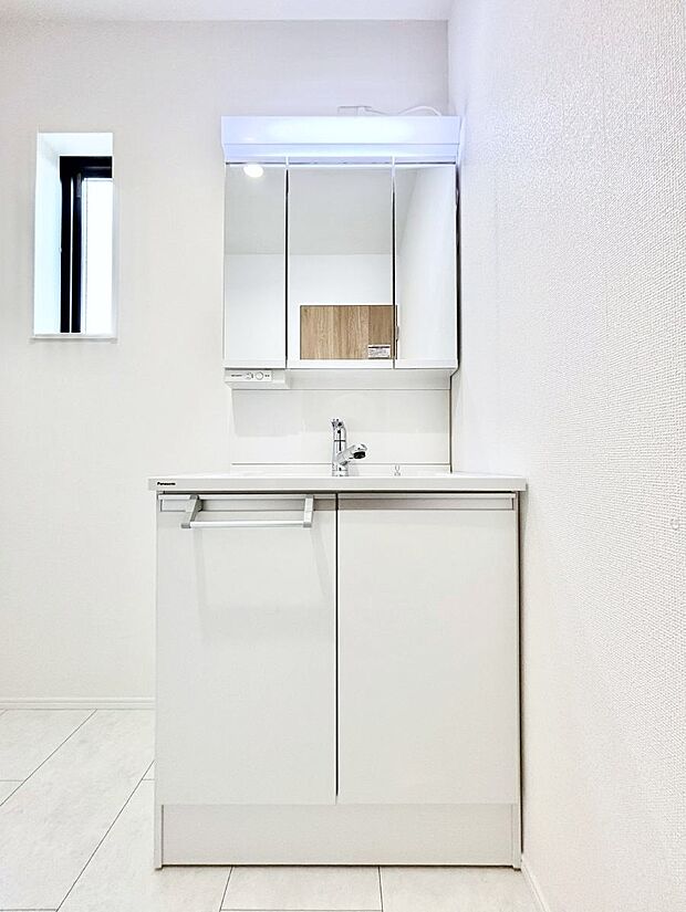 大きく見やすい三面鏡で清潔感ある洗面台は、身だしなみチェックや肌のお手入れにおすすめです。