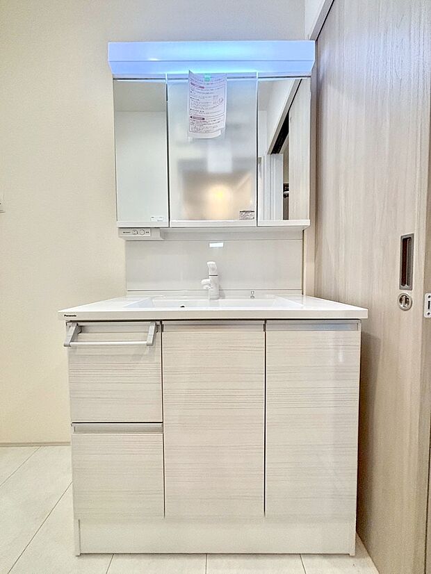 大きく見やすい三面鏡で清潔感ある洗面台は、身だしなみチェックや肌のお手入れにおすすめです。