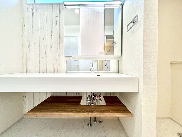 明るい洗面所は毎朝の身支度も楽しくできちゃいそうです。