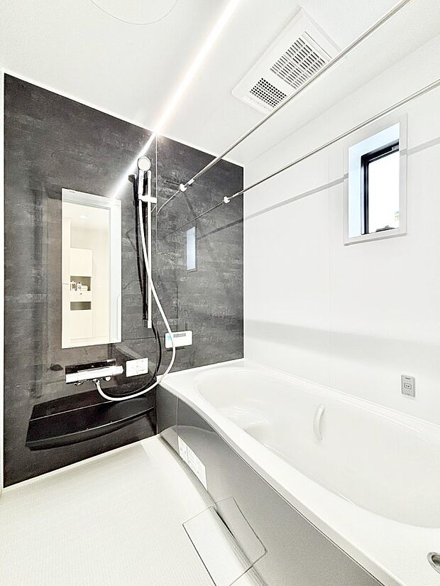 一日の疲れを癒してくれる明るい清潔感のあるバスルーム