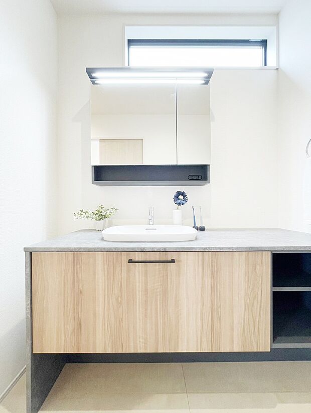 収納力と機能性に優れた洗面化粧台