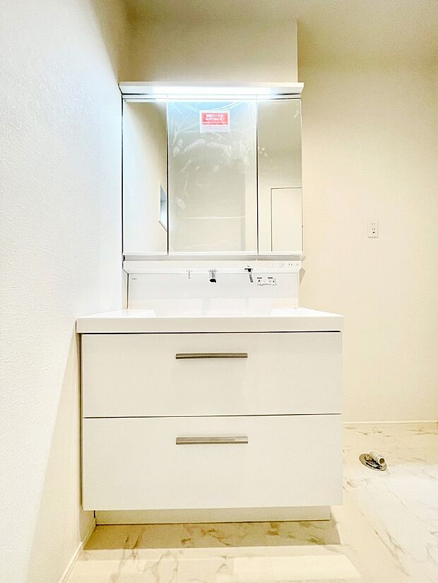 三面鏡の裏に、化粧品や衛生用品などを収納可能。洗面台をすっきりと保ちます！  