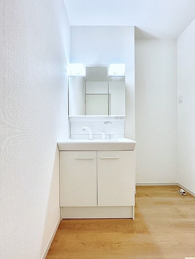 大きく見やすい三面鏡で清潔感ある洗面台は、身だしなみチェックや肌のお手入れにおすすめです。