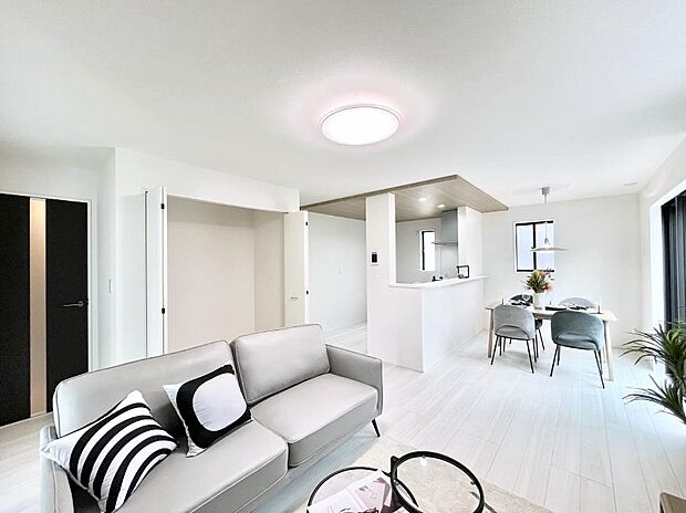 家族の和やかな会話が聞こえてきそう。開放感のあるリビングです。