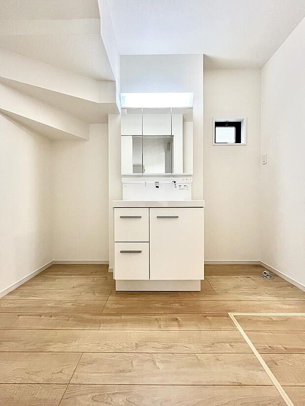 大きく見やすい三面鏡で清潔感ある洗面台は、身だしなみチェックや肌のお手入れにおすすめです。