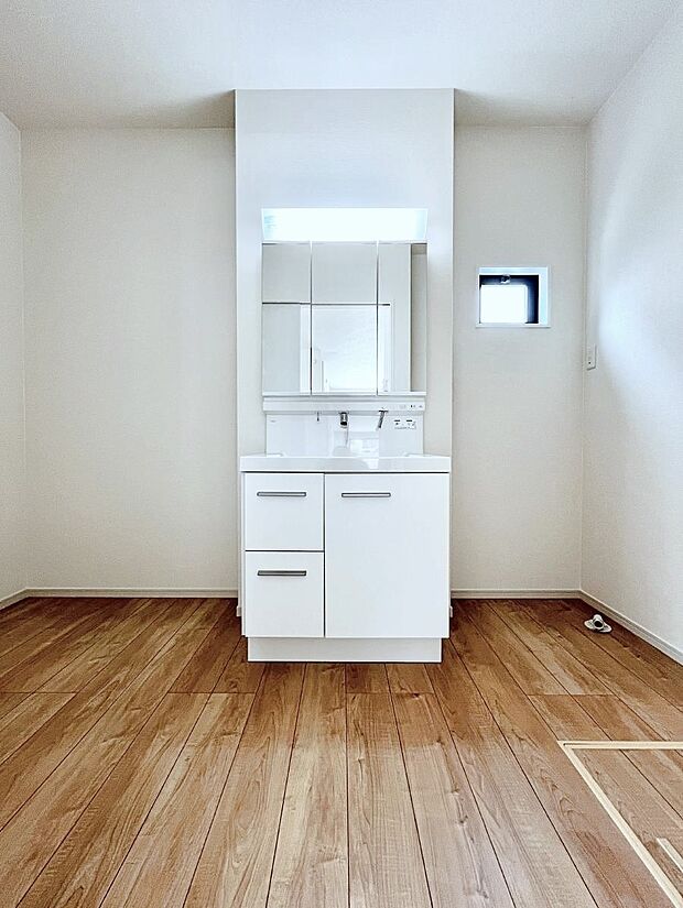 大きく見やすい三面鏡で清潔感ある洗面台は、身だしなみチェックや肌のお手入れにおすすめです。