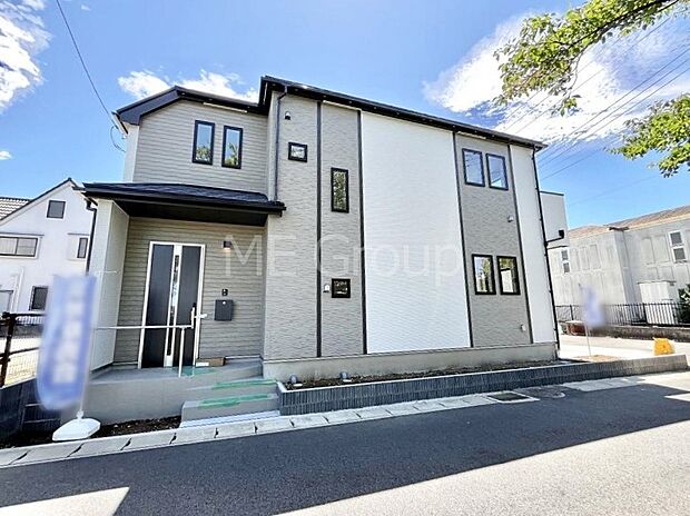 シンプルで落ち着きのある建物は住むかたの個性でオリジナルなものになっていきます。 