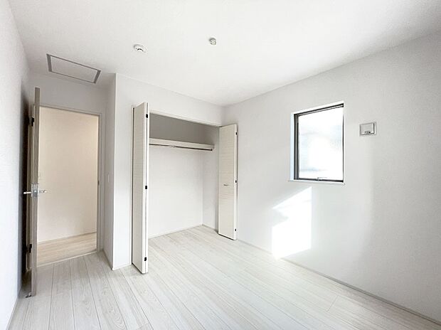 【洋室】～bedroom～　 便利な全居室収納スペース付