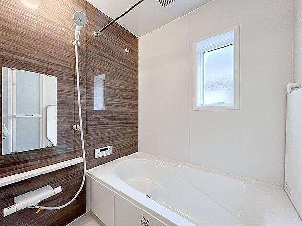 【浴室】～bathroom～　 浴室には窓！浴室は湿気がたまりやすく、換気扇だけではどうしてもカビが出やすいです 