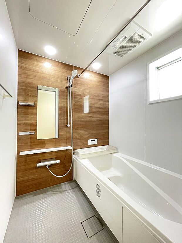 【浴室】～bathroom～　 浴室には窓！浴室は湿気がたまりやすく、換気扇だけではどうしてもカビが出やすいです　1号棟 