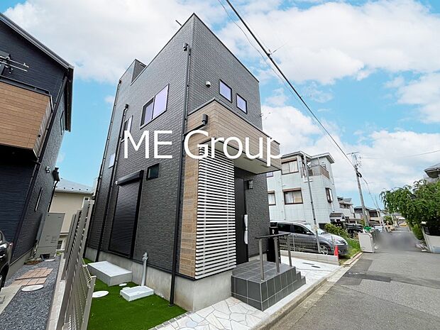 【現地外観写真】たっぷりの陽光と開放感に包まれる明るい住まい