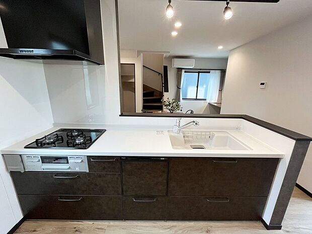 【ダイニングキッチン】カウンター越しに楽しいおしゃべり。いつものお料理がもっと美味しくなりそうですね。