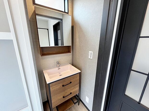 【洗面台・洗面所】1階玄関側ににセカンド洗面台を設けました。帰宅後はまずうがい手洗い!