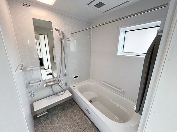 【浴室】一日の疲れを癒してくれる明るい清潔感のあるバスルーム