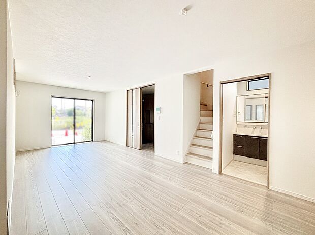 【リビングダイニング】ご家族とのコミュニケーションが深まるリビングイン階段を採用。