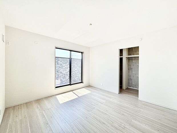 【寝室】明るいバルコニーサイドに洋室を設置。目覚めの良い寝室に。