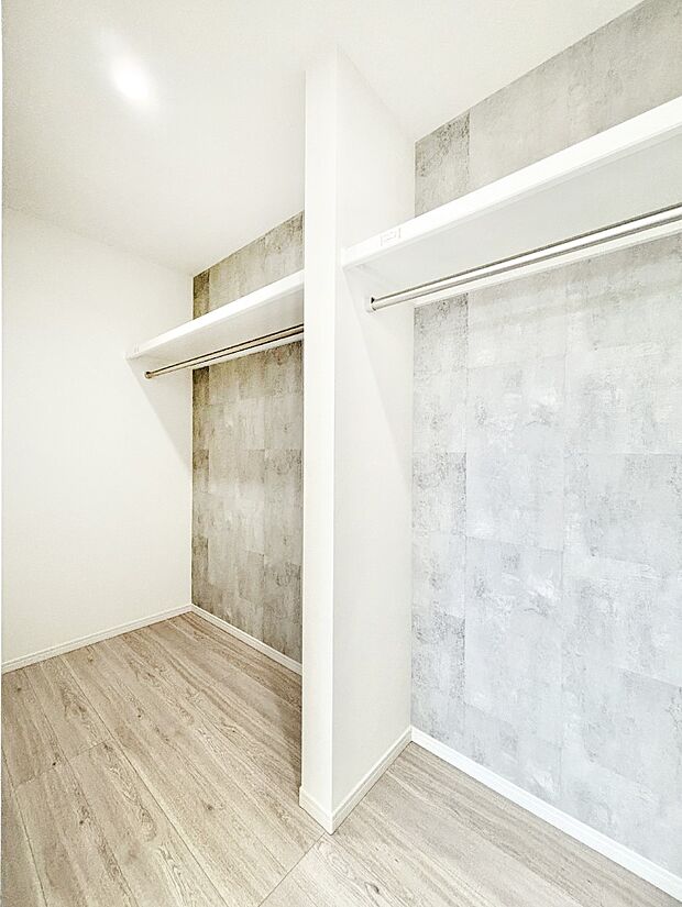 【ウォークインクローゼット】大容量の収納が嬉しいWIC付き。毎日の洋服のコーディネートが楽しくなります。