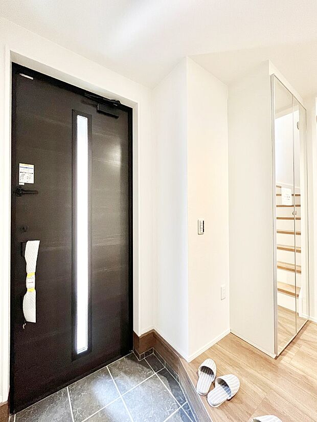 【玄関】ガラススリットの入った玄関ドアが室内に光を届けてくれます