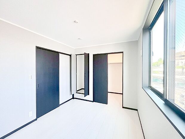 【洋室】窓からのやさしい光が心地よいプライベートルーム