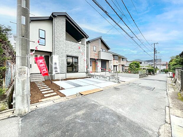 【前面道路含む現地写真】前面道路はきちんと整備されています