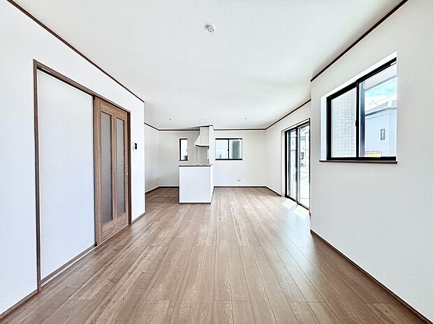 【ダイニング】明るい陽光が注ぎ、寛ぎの雰囲気に満たされるダイニング。   