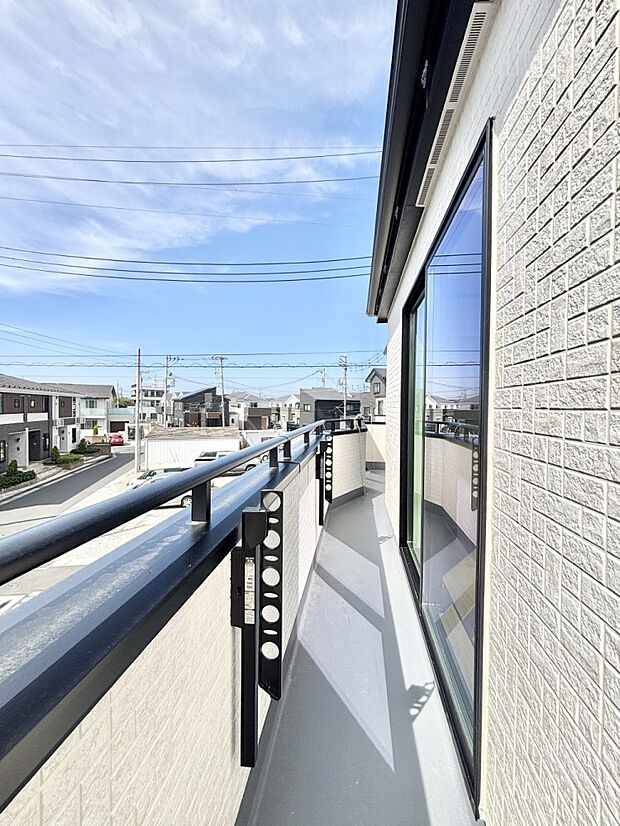 【バルコニー】暖かな陽光が降り注ぐバルコニーはお洗濯におすすめ。爽やかな風も心地よいです。 
